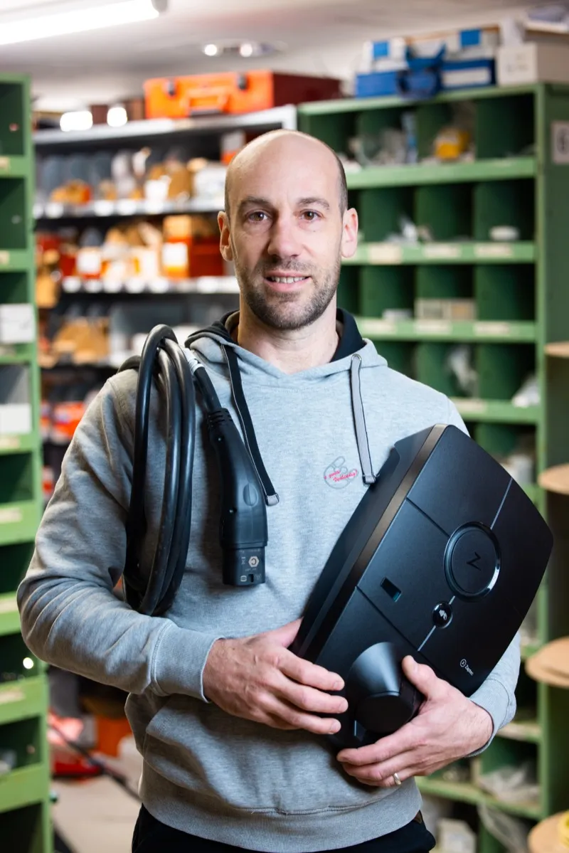 Markus Heeb mit EV-Ladestation