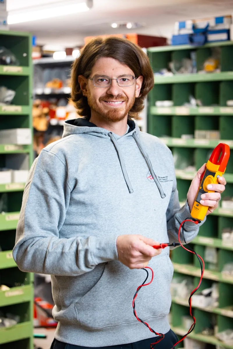 Remo Sillari mit Strommesszange