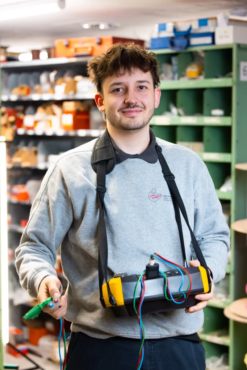 Léon Honegger mit Messgerät