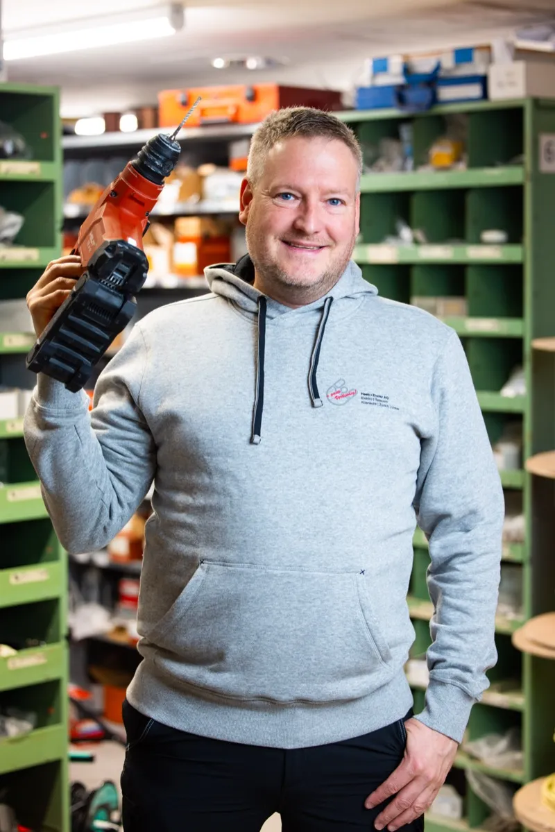 Pascal Rapin mit Winkelschleifer