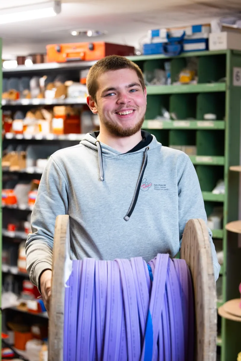 Marek Egert mit Kabeltrommel