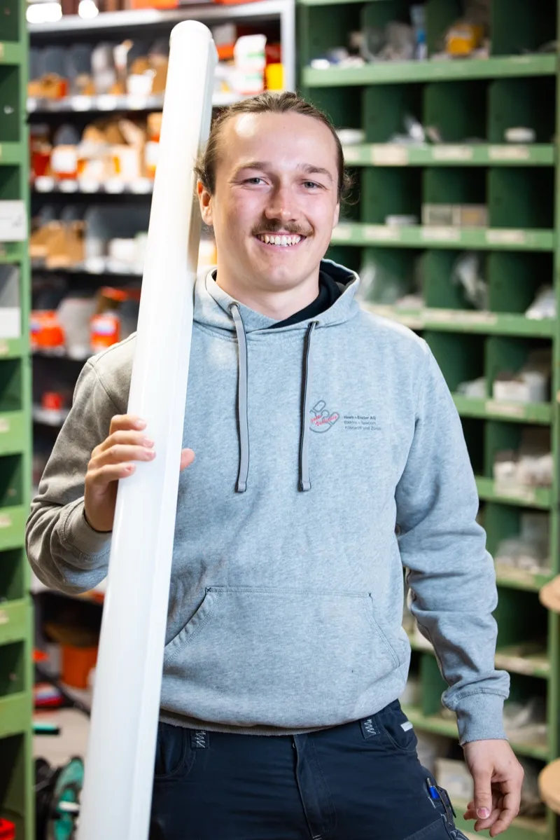 Gabor Stoob mit Kabelrohr