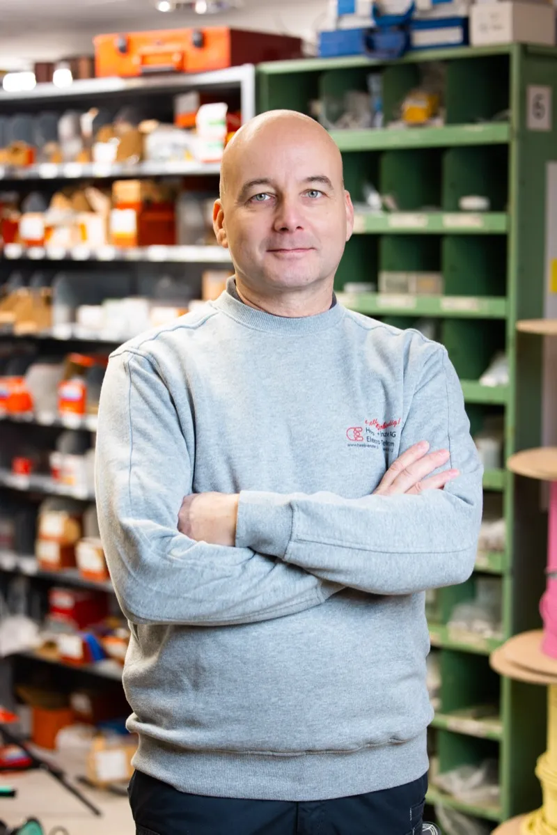 Nicki Senkpiel, Elektroinstallateur