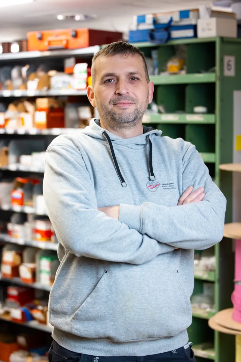 Achillefs Papathymiopoulos, Elektroinstallateur