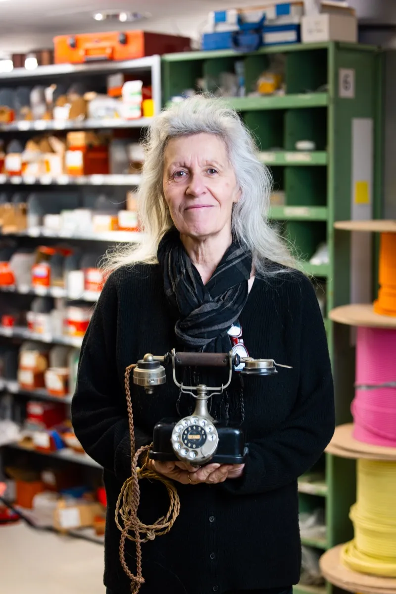 Patricia Höhne mit antikem Telefon