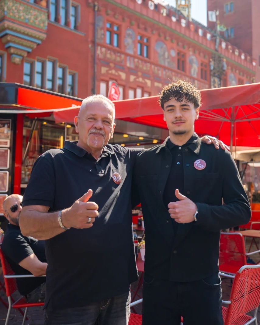 Andreas Kurz und sein Sohn Luca vor dem roten Piadina Stand auf dem Basler Marktplatz, beim Rathaus